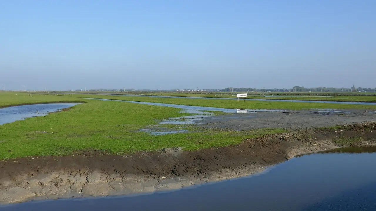 Uitzicht op weilanden met waterplassen. Op de voorgrond een nieuw gegraven walkant. Deze foto is gemaakt tijdens de inrichting van de Maden, een deel van het natuurgebied Zuidervenne.