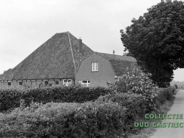 Foto van de boerderij aan de Achterlaan in 1974.  