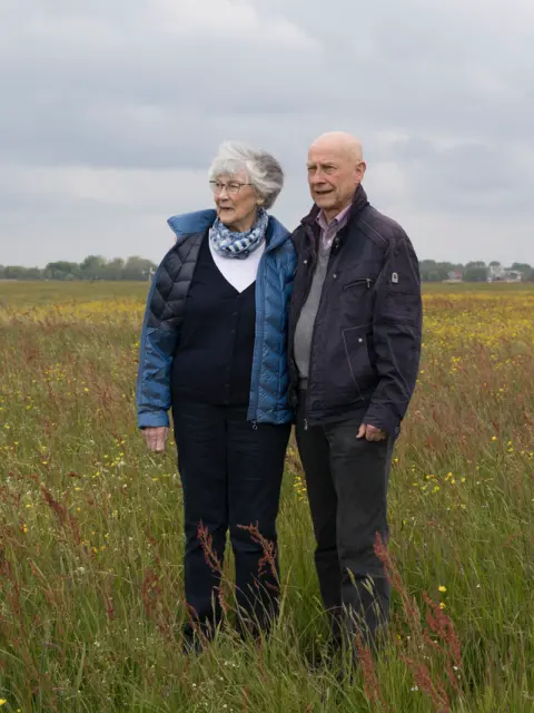 Het echtpaar Jan en Tine de Ruijter staat in het terrein van de Hooge Weide. Hun uitgangspunt was De mens heeft een te groot beslag gelegd op de natuur; er moet een ommekeer in gang worden gebracht’.. Daarom streven we naar herstel en behoud van natuur.