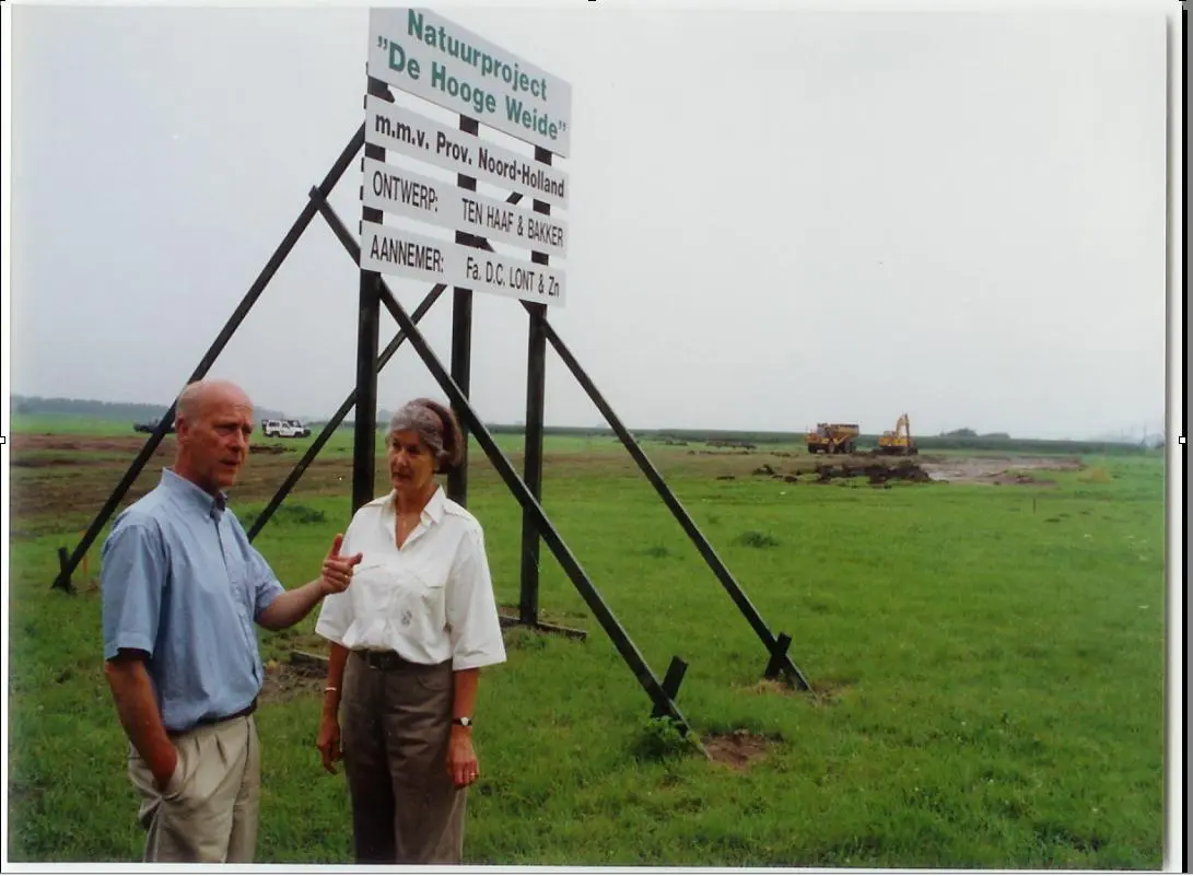 Het echtpaar Jan en Tine de Ruijter staat in het terrein van de Hooge Weide. Hun uitgangspunt was De mens heeft een te groot beslag gelegd op de natuur; er moet een ommekeer in gang worden gebracht’.. Daarom streven we naar herstel en behoud van natuur.
