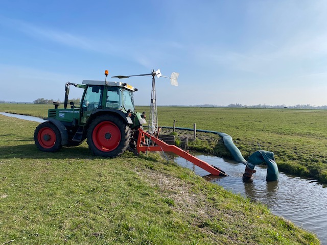 Tijdelijke waterpomp aangedreven door tractor